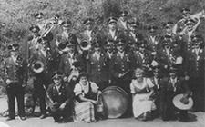 Ein Gruppenbild des Musikvereins bei einem Frühschoppen im Jahrer 1953